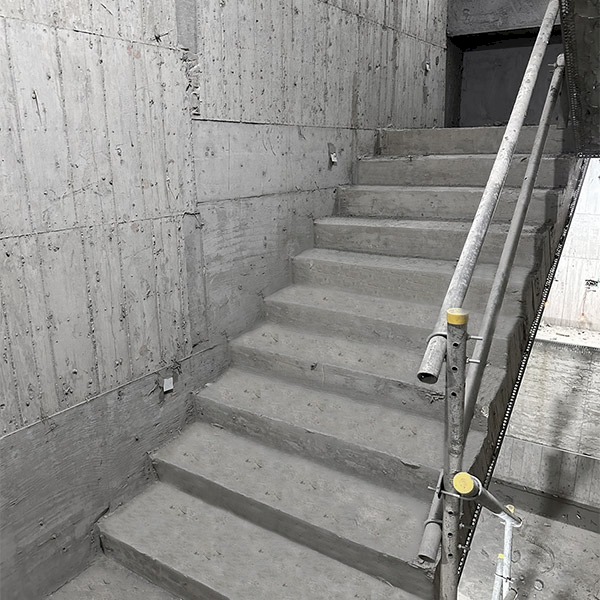 樓梯是逃生動線上的重要結構，因此在結構體搭建時，結構安全工法就非常重要。將樓梯與牆視為封閉型結構，樓梯結構一氣呵成填充灌漿，達到高標準樓梯。